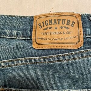 Women’s Signature Levi’s